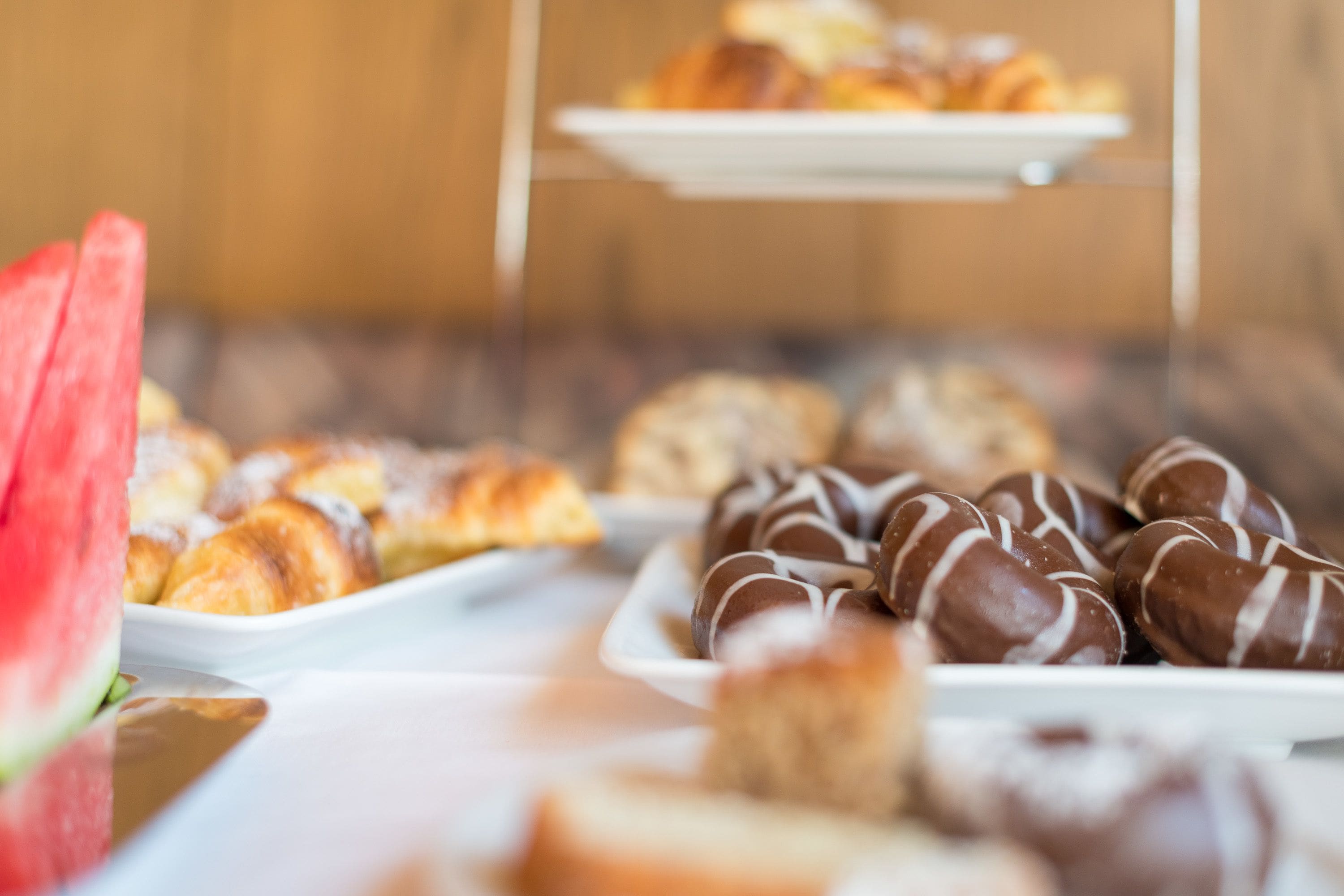 Een buffet met diverse gebakjes en desserts.