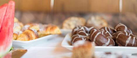 Een buffet met diverse gebakjes en desserts.