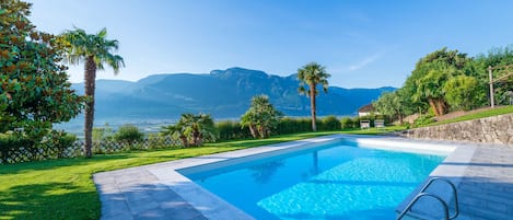 Piscine extérieure, chaises longues