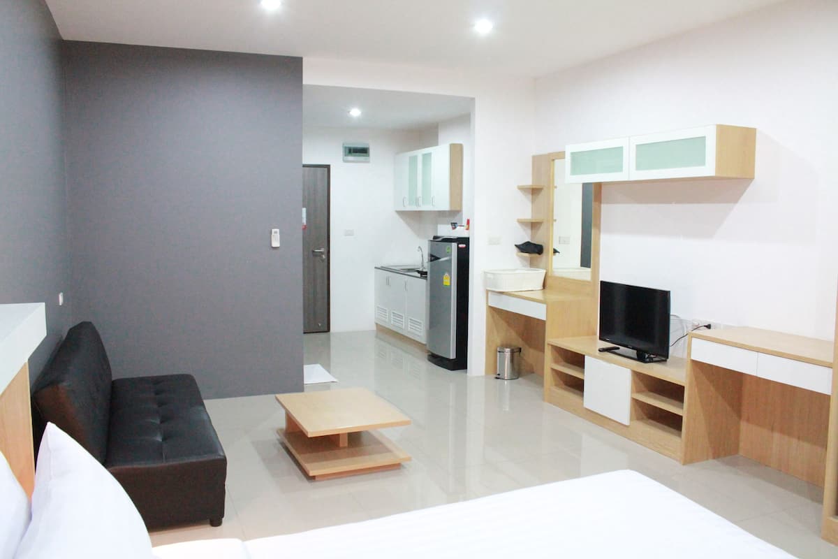 Deluxe Room | Living area | 32-inch LCD TV with cable channels, TV