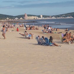 En la playa, sombrillas, toallas de playa