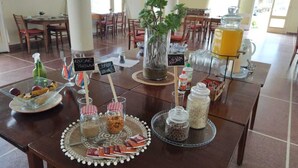 Un bufé de desayuno con diversas opciones de comida y bebidas.