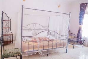 Ropa de cama de alta calidad, escritorio y sistema de insonorización 