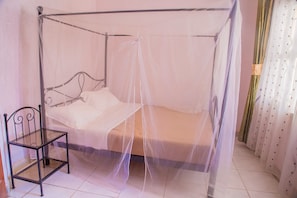 Habitación estándar doble, balcón | Ropa de cama de alta calidad, escritorio, sistema de insonorización