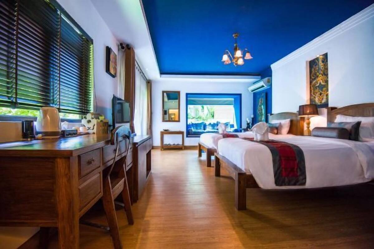 Ropa de cama de alta calidad, minibar, escritorio