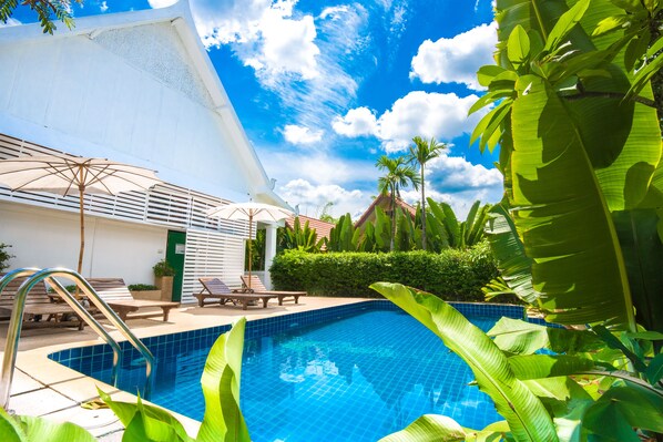 Outdoor pool - E-Outfitting Boutique Chiang Mai (Chiang Mai)