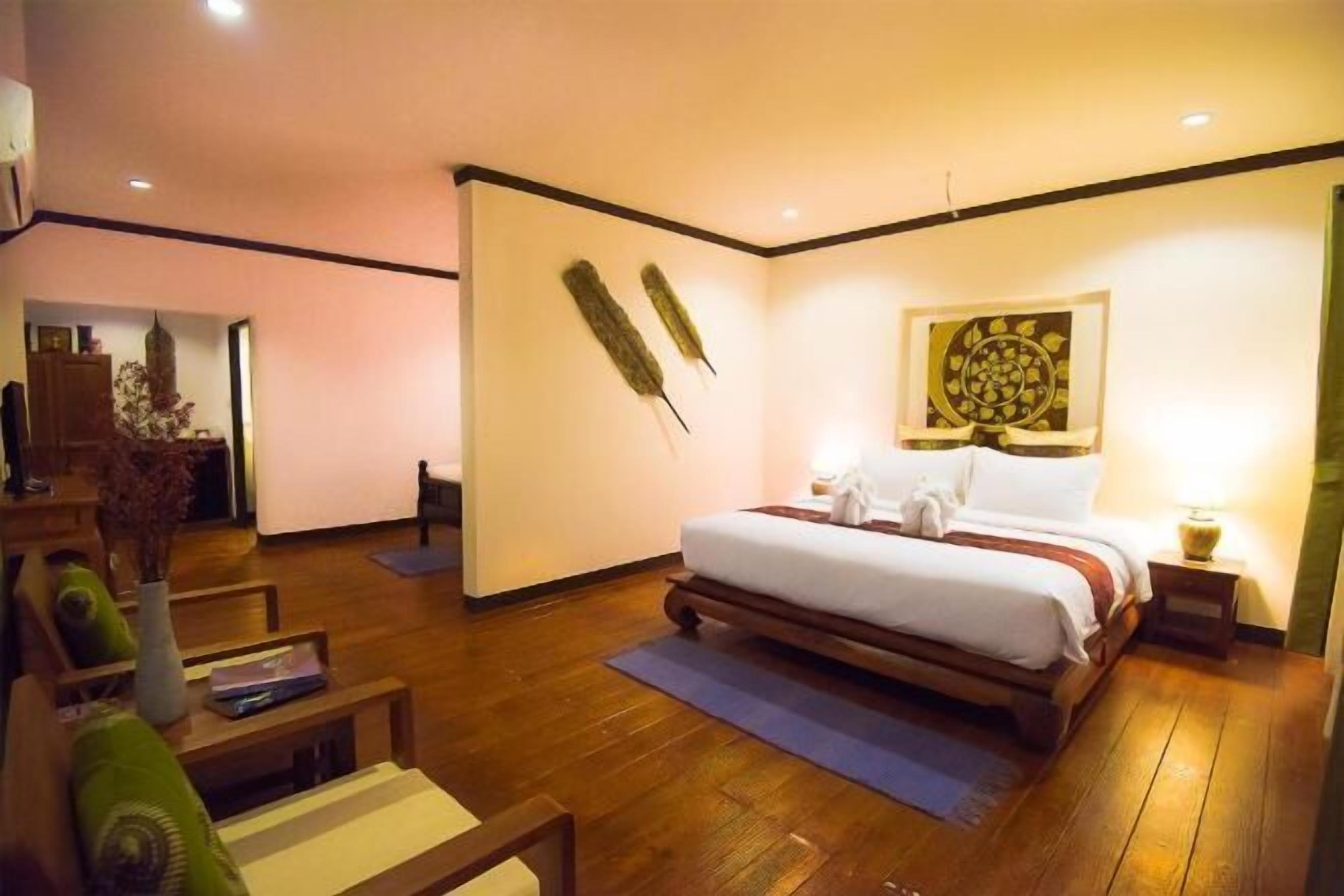 Premium bedding, minibar, desk, soundproofing