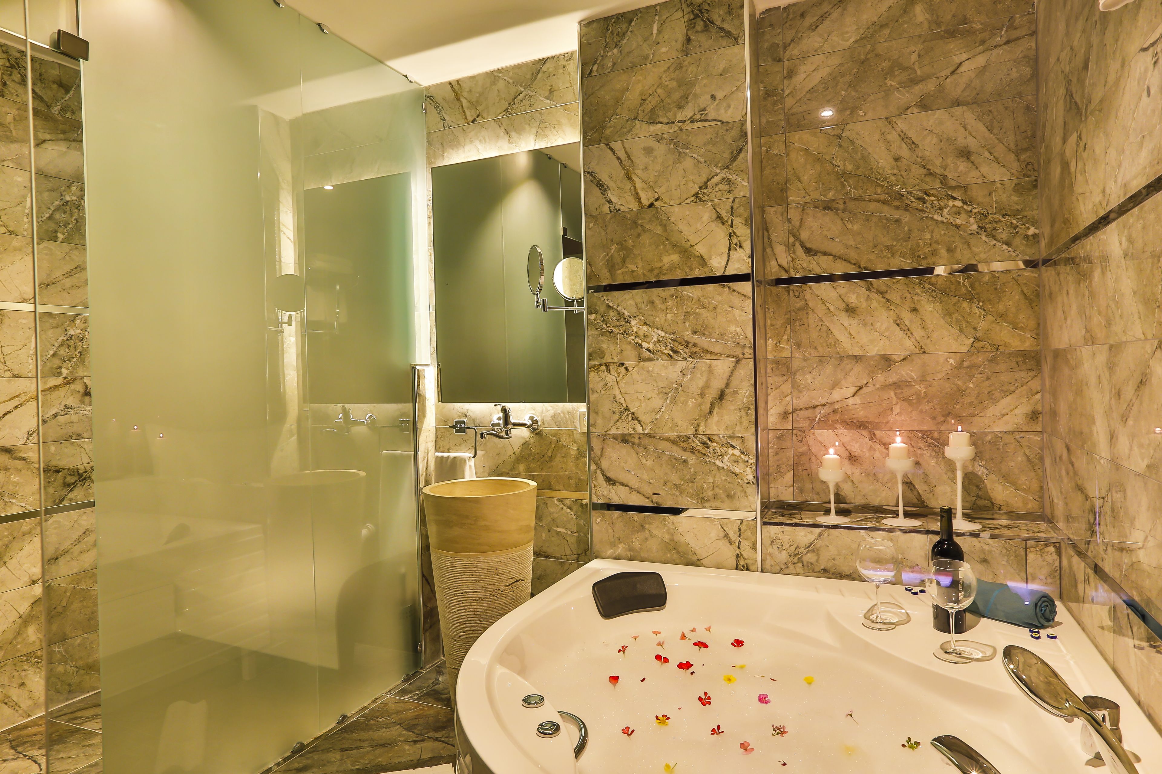 honeymoon suite | jetted bathtub