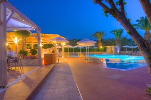 Outdoor pool, open 9 AM to 7 PM, pool umbrellas, sun loungers - Solimar Dias (Rethymno)