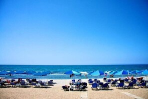 근처 해변, 일광욕 의자, 비치 파라솔