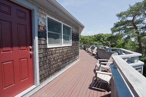 Porch - Sea Lion Motel and Cottages (Gloucester)