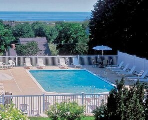 Outdoor pool - Sea Lion Motel and Cottages (Gloucester)