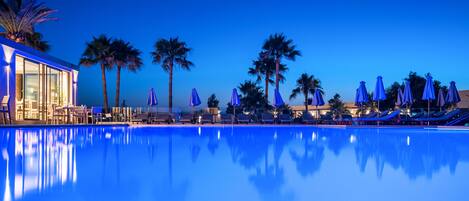 Piscina a l'aire lliure i para-sols