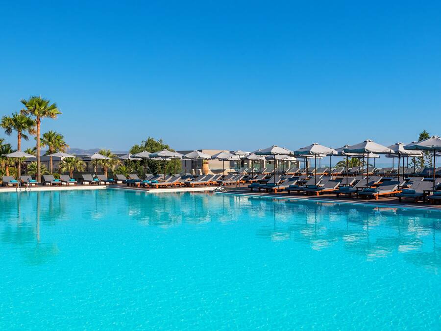 Una piscina al aire libre, sombrillas