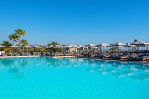 Piscine extérieure, parasols de plage