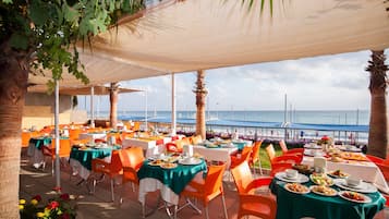 3 restaurants, breakfast, lunch, dinner served; international cuisine