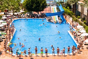 Innenpool, 2 Außenpools, Sonnenschirme, Liegestühle