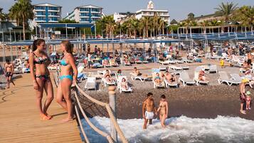 Privat strand, solsenger, parasoller og vannski
