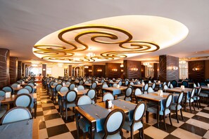 3 restaurants, breakfast, lunch, dinner served; international cuisine