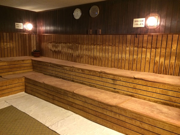 Sauna, rawatan badan, urutan sukan, lulur badan, refleksologi