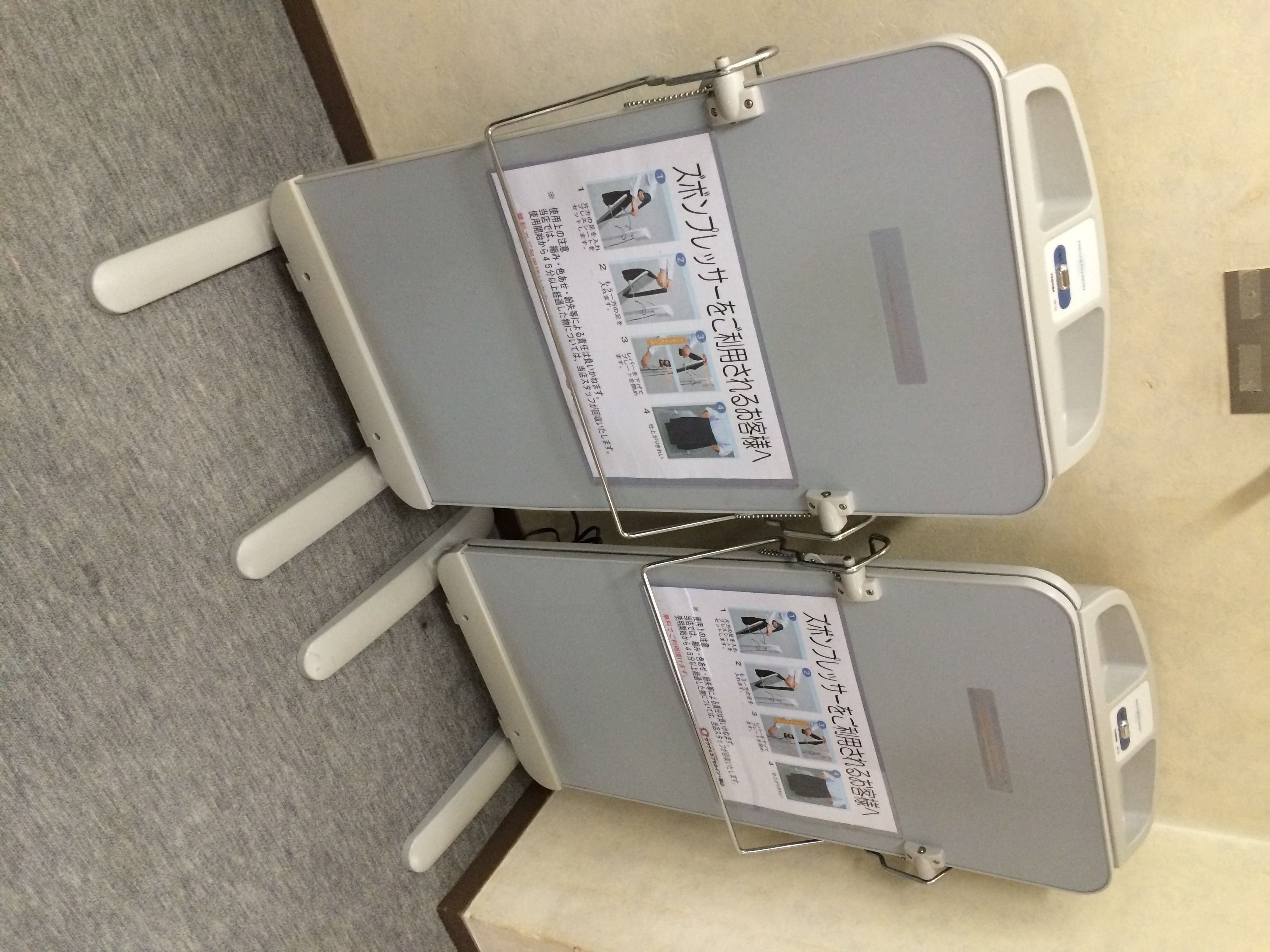 Dos camas de hospital adyacentes con carteles informativos.