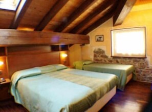 Roupas de cama premium, cofres nos quartos, escrivaninha