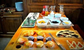 Sudah termasuk sarapan prasmanan setiap hari