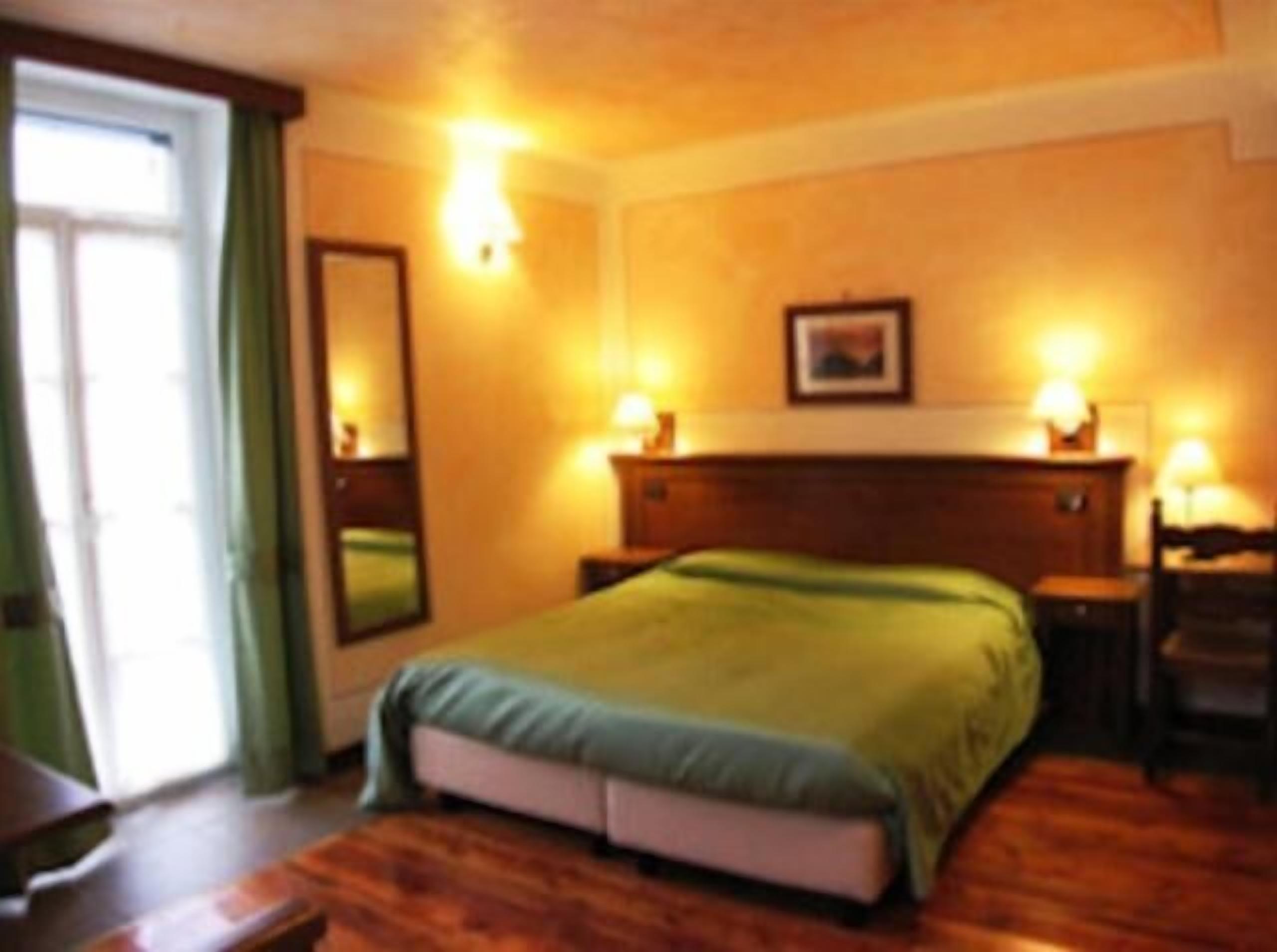 premium bedding, in-room safe, desk, soundproofing