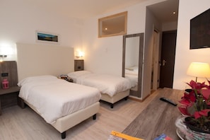 Doppel- oder Zweibettzimmer | Hochwertige Bettwaren, Zimmersafe, Schreibtisch, schallisolierte Zimmer