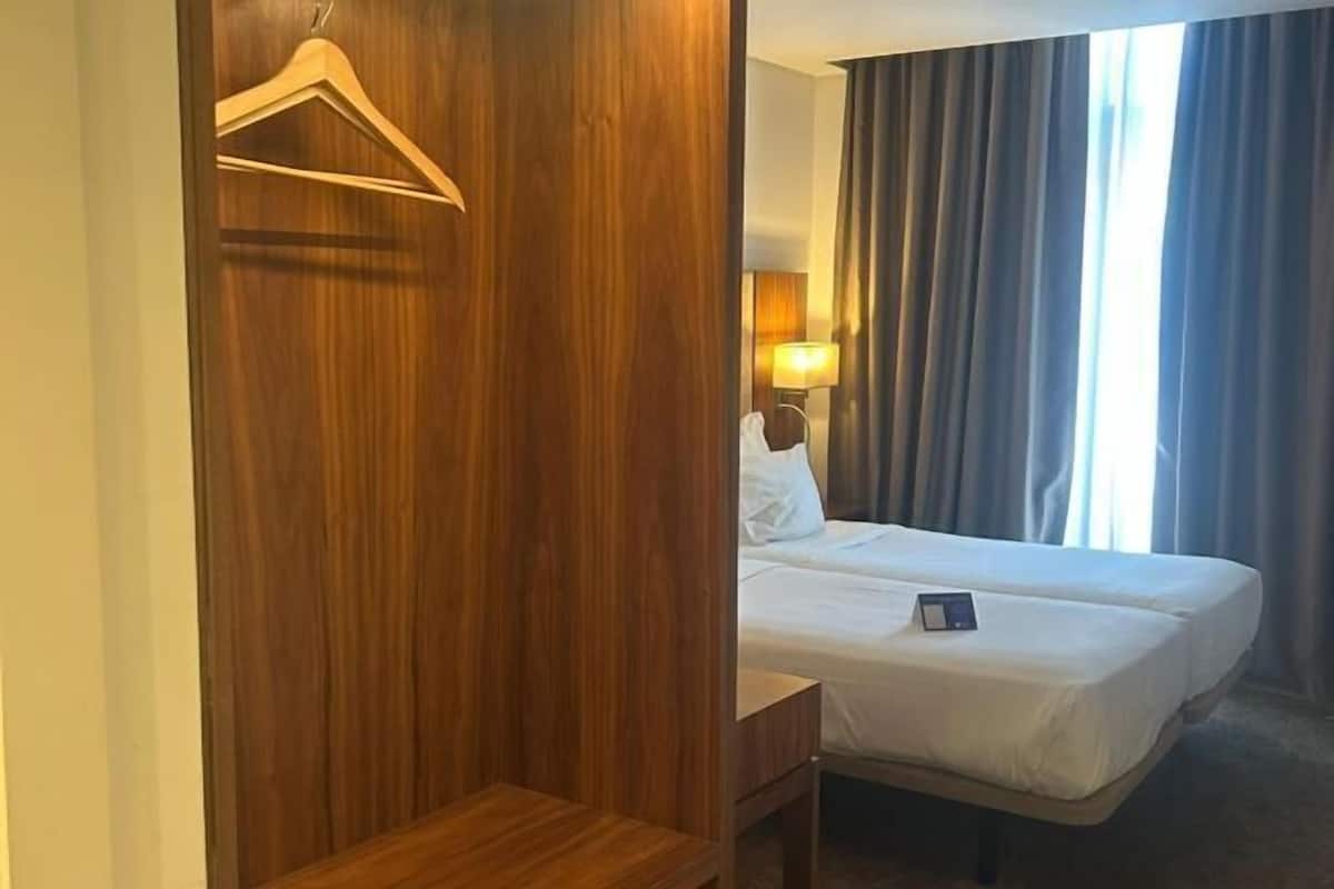 Minibar, caja de seguridad en la habitación y escritorio