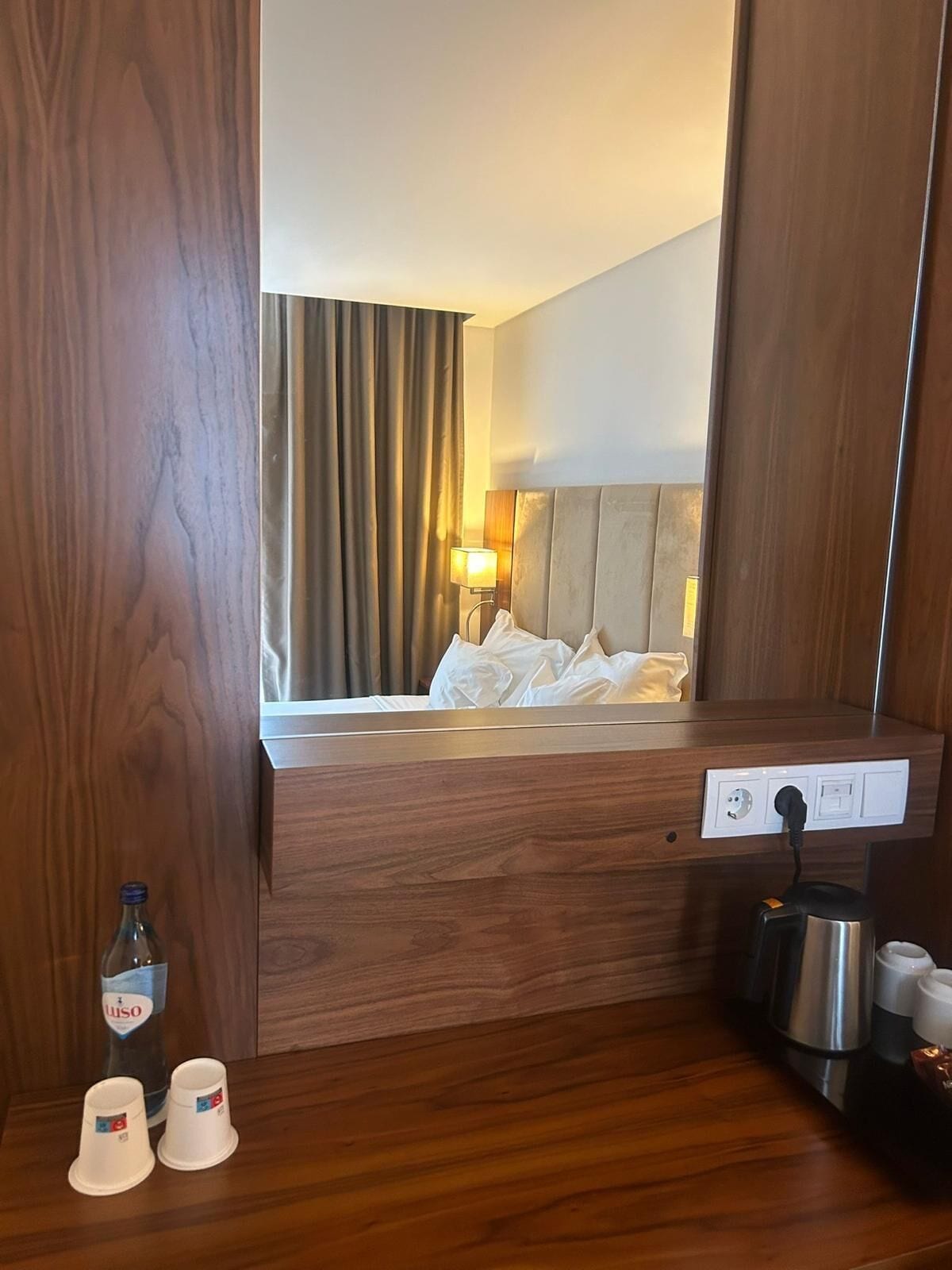 Premium tweepersoonskamer | Een minibar, een kluis op de kamer, een bureau, geluiddichte muren