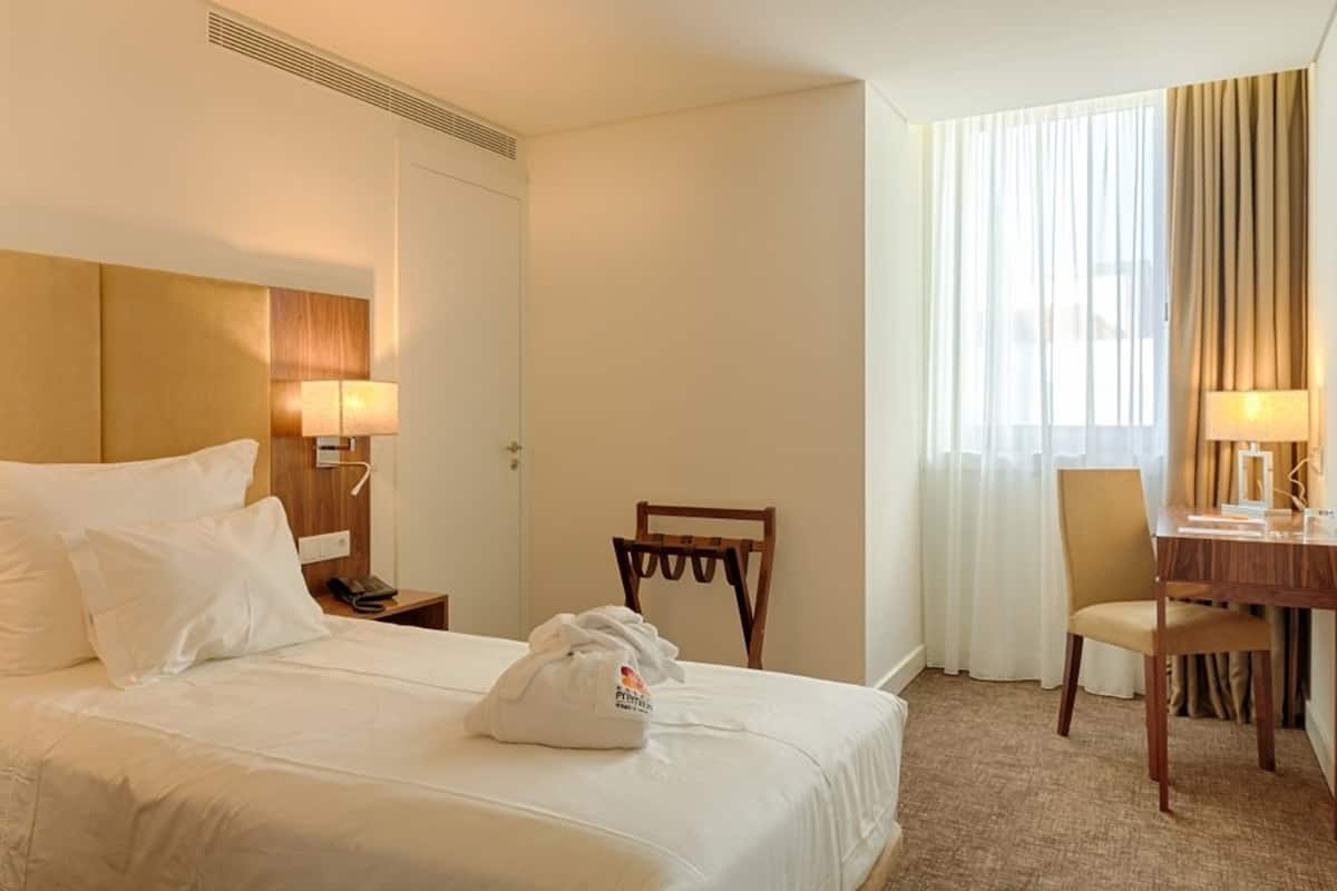 Single Room | Minibar, in-room safe, desk, soundproofing