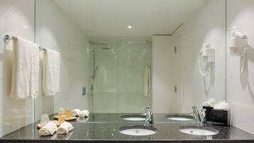 Dusche, kostenlose Toilettenartikel, Haartrockner, Bidet