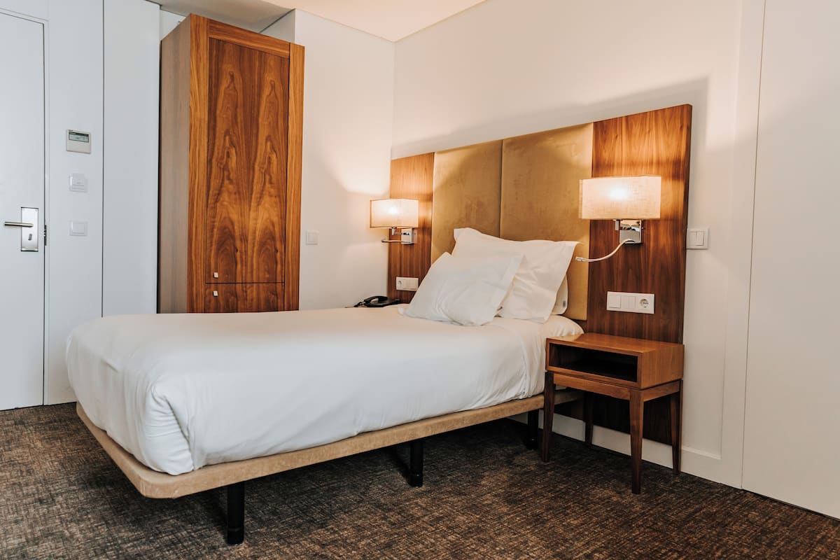 Executive Single Room | Minibar, in-room safe, desk, soundproofing