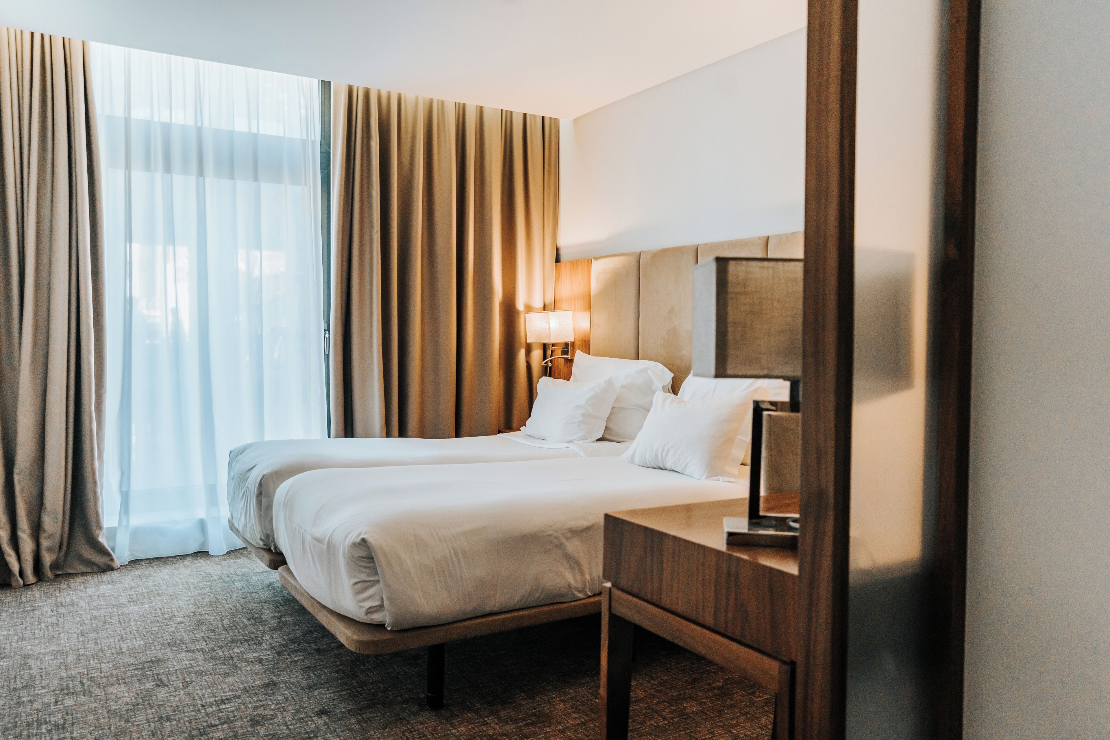 Executive Twin kamer | Een minibar, een kluis op de kamer, een bureau, geluiddichte muren