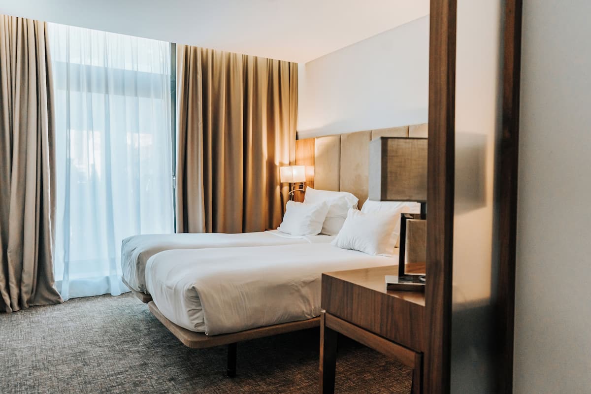 Executive Twin Room | Minibar, in-room safe, desk, soundproofing