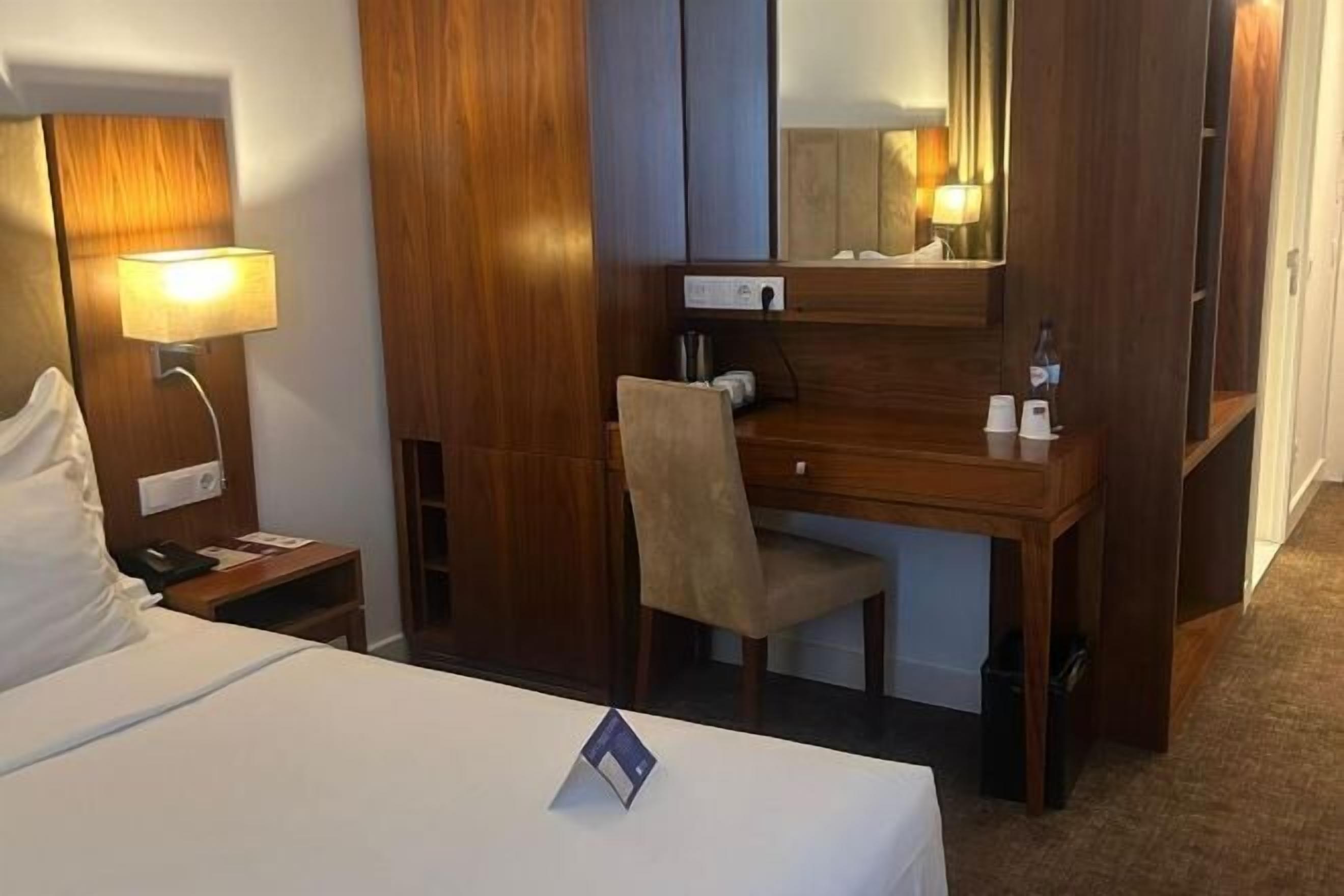 Minibar, caja fuerte, escritorio y sistema de insonorización