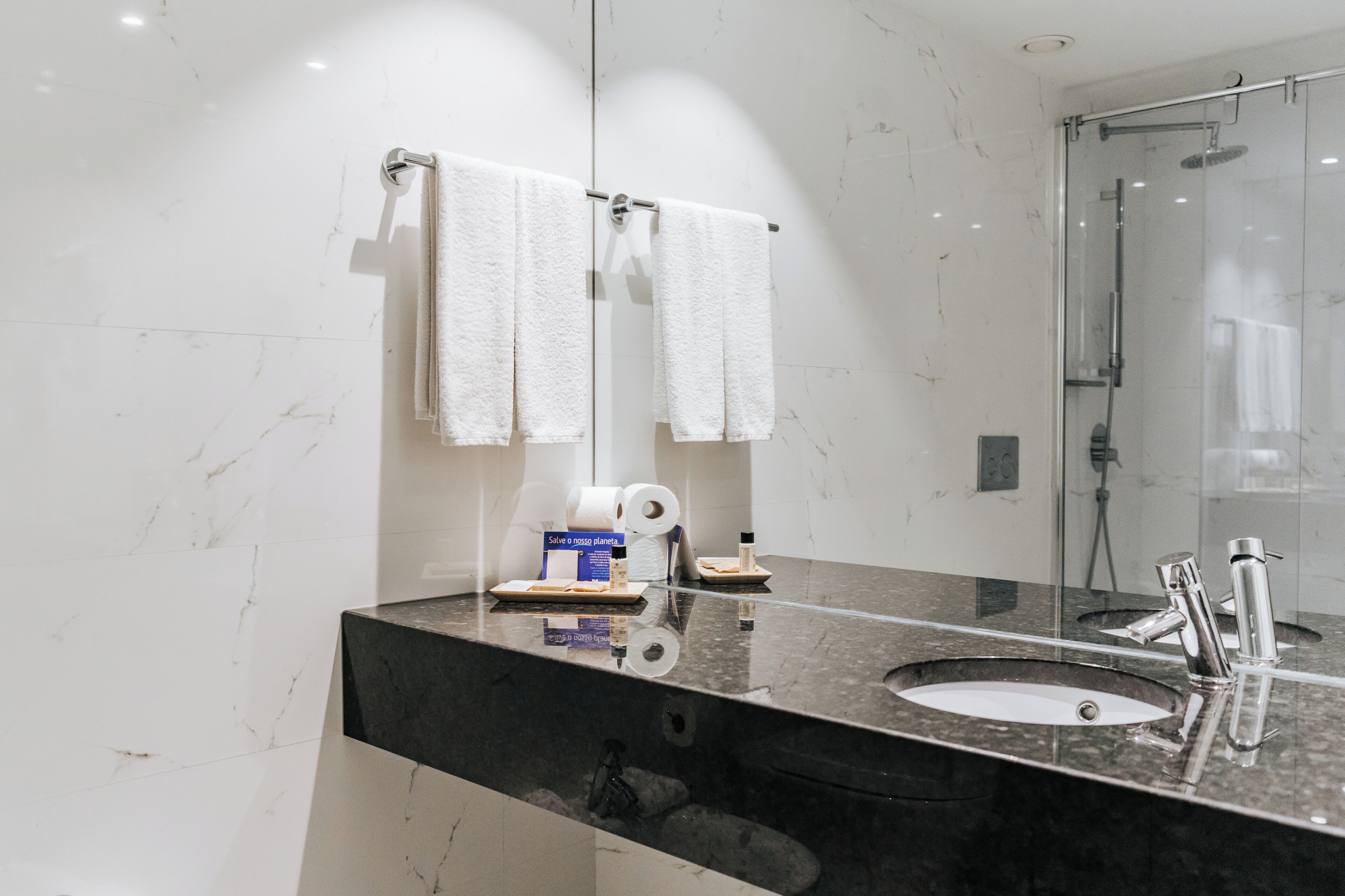 Executive Twin kamer | Een minibar, een kluis op de kamer, een bureau, geluiddichte muren