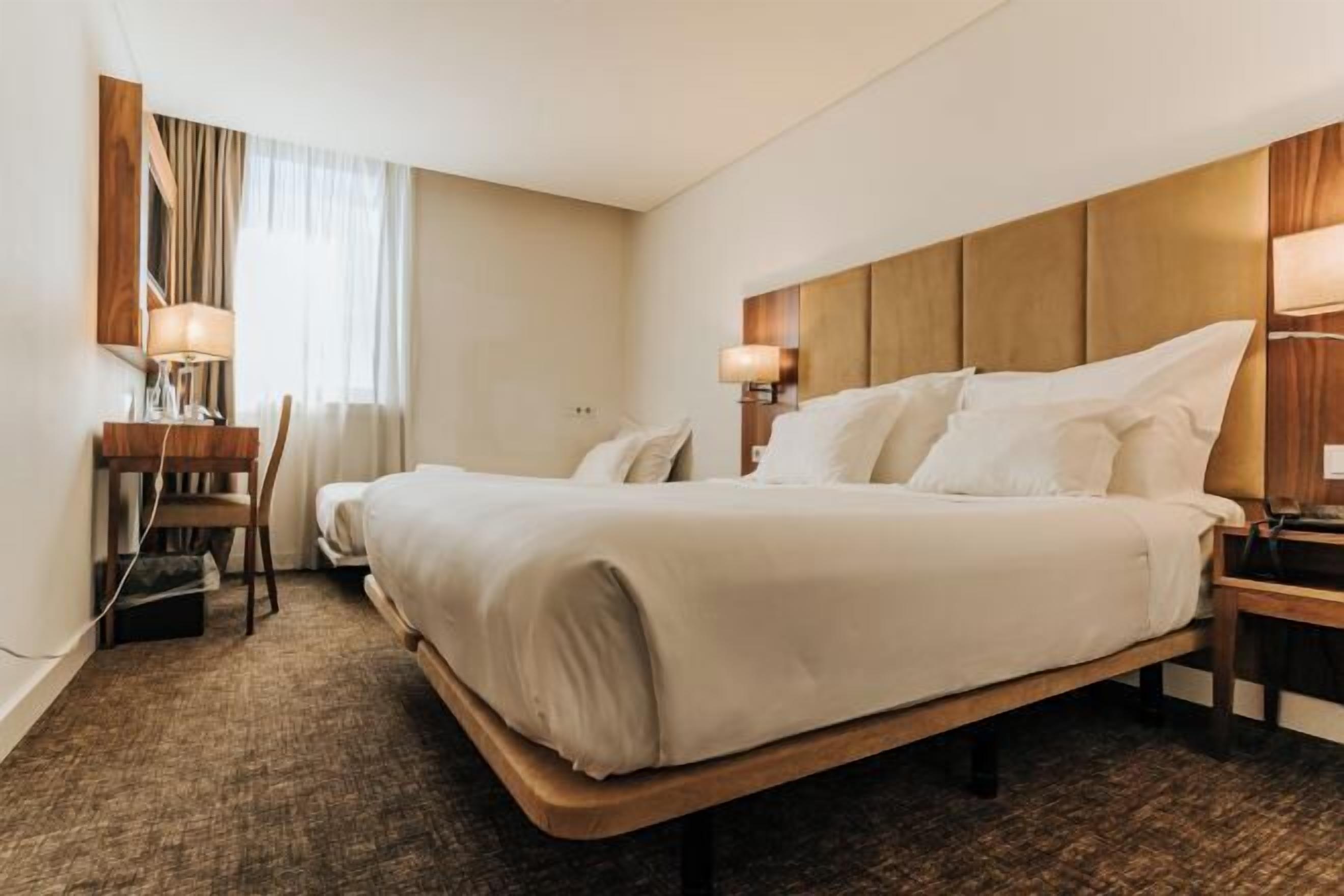 Bar mini, peti besi dalam bilik, meja, kalis bunyi 