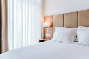 尊榮雙人房 | 迷你吧、客房內保險箱、書桌、隔音