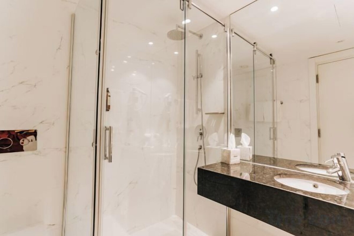 Bathroom | Shower, free toiletries, hair dryer, bidet