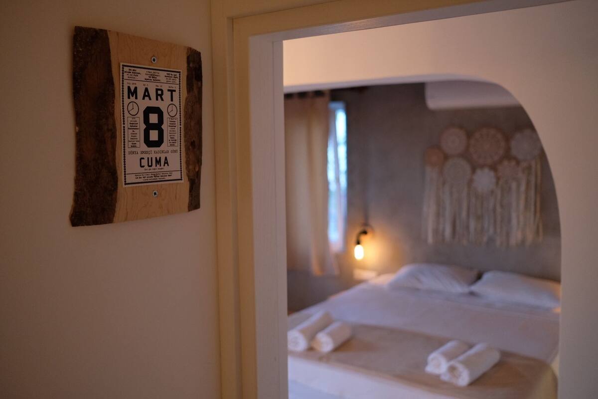 Premium Double Room, 1 Queen Bed, Sea View (8 Mart) | Premium bedding, free minibar, in-room safe, individually decorated