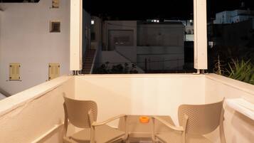 Quarto casal clássico, suíte, vista para a cidade | Terraço/pátio