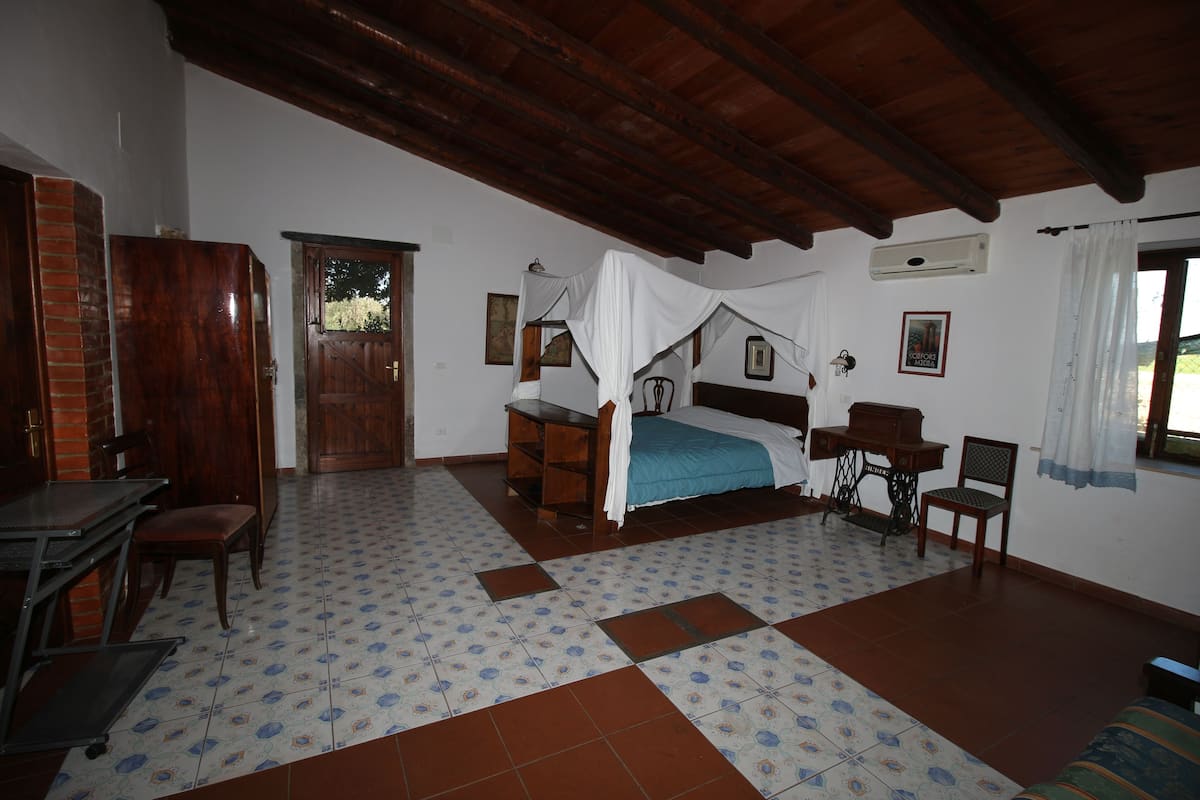 1 habitación, escritorio, cunas y camas extra
