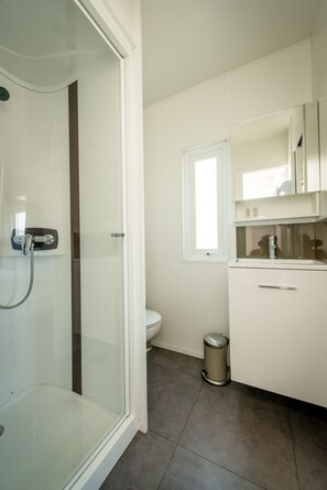 Cottage, 2 Bedrooms | Bathroom | Shower, free toiletries, hair dryer, towels - Holiday Village Knokke (Knokke-Heist)