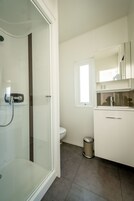 Casa de campo, 2 habitaciones | Baño | Ducha, artículos de higiene personal gratuitos y secador de pelo