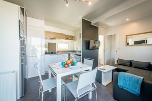 Casa rural, 2 dormitoris | Cuina privada | Frigorífic, microones, placa de cuina i rentaplats 