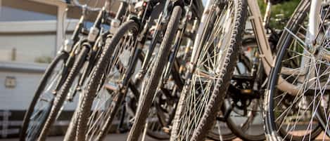 Una hilera de bicicletas estacionadas sobre una superficie pavimentada.