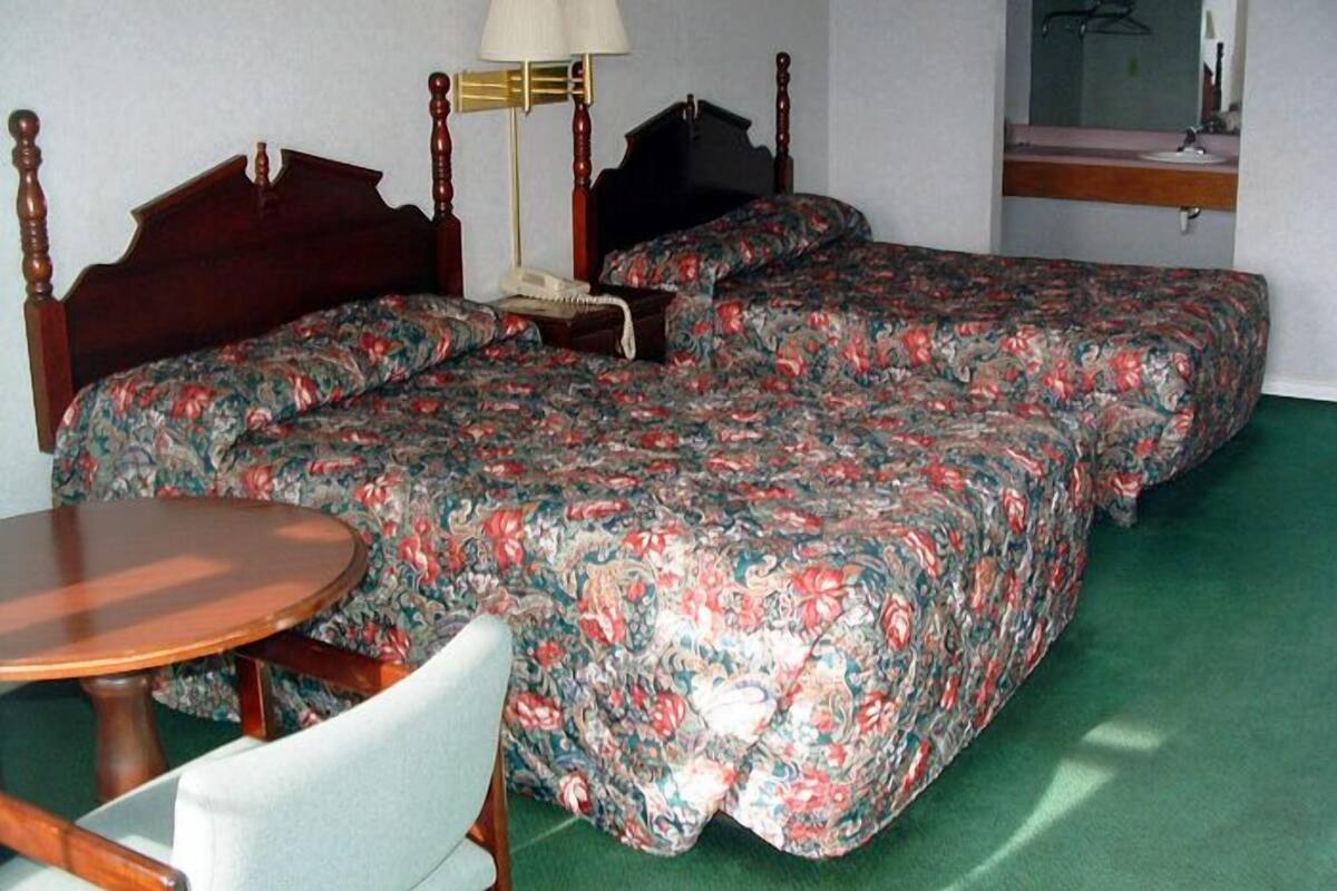 Desk, rollaway beds, free WiFi