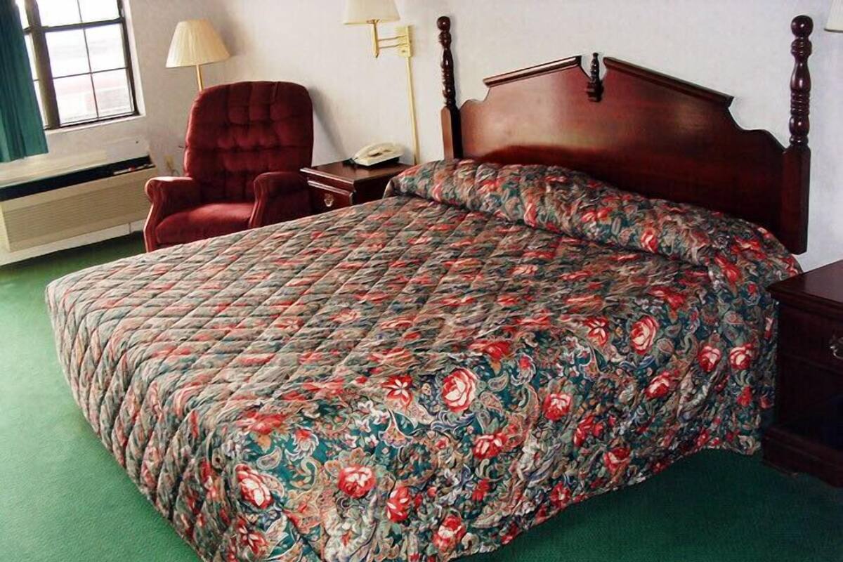 Standard Room, 1 King Bed | Desk, rollaway beds, free WiFi